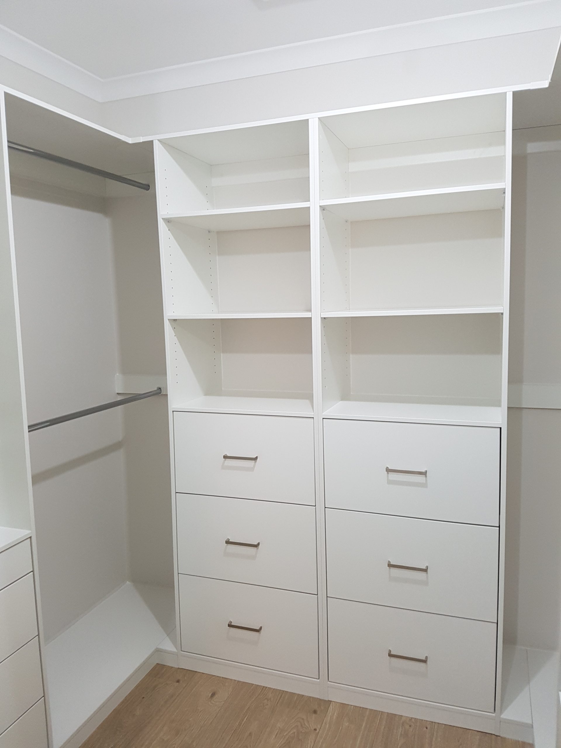 walk in wardrobe in white melamine with drawers