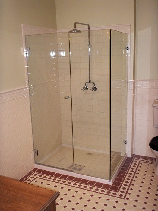 Corner frameless shower screen with swing door